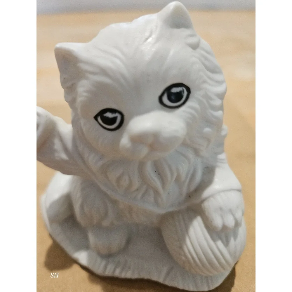 Vintage white bisque ceramic Persian kitten‎ candle holder figurine 70s/80s